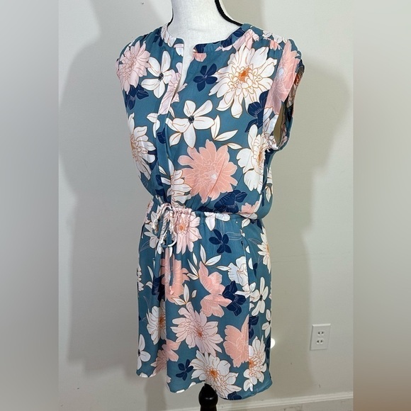 DR 2 sz med dress sheer overlay with a full lining  Very pretty floral - Picture 7 of 12